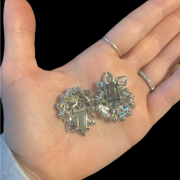 VTG ArthurPepper AuroraBorealis Rhinestone ClipOn Earrings w/Enamel White Leaves - Picture 4 of 5